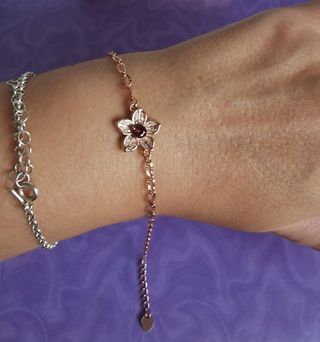 Pulsera flor con granate.