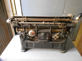 Máquina de escribir Hispano Olivetti.