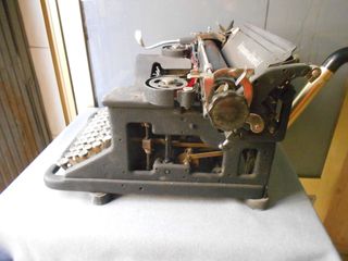 Máquina de escribir Hispano Olivetti.