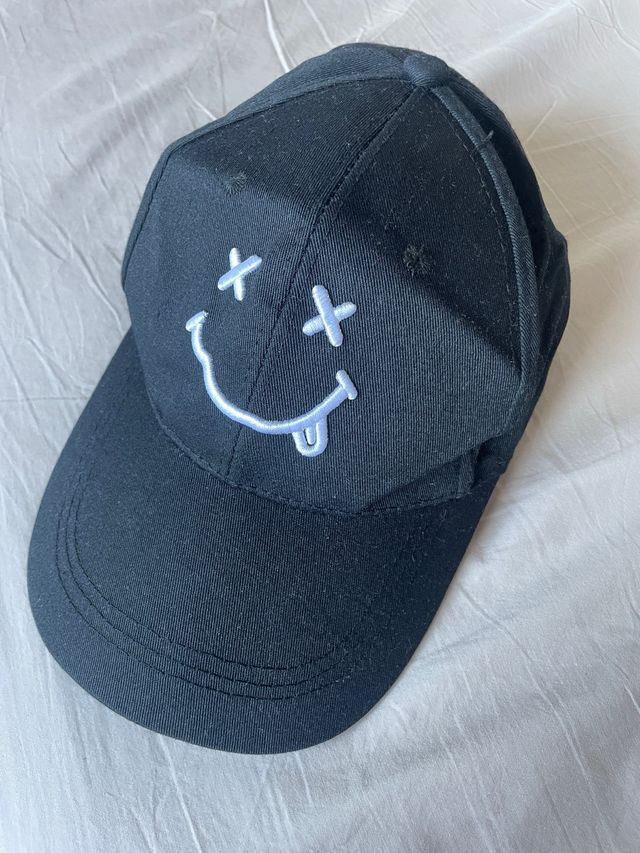 Gorra negra con cara sonriente