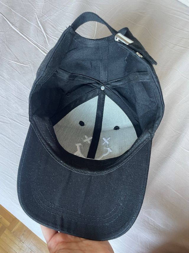 Gorra negra con cara sonriente