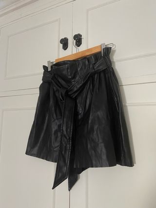 Pantalón corto cuero negro