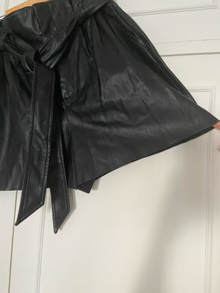 Pantalón corto cuero negro