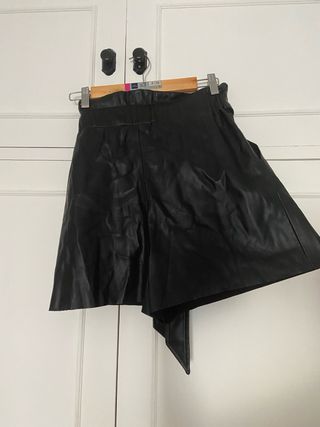 Pantalón corto cuero negro