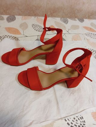 Sandalias rojas de tacón