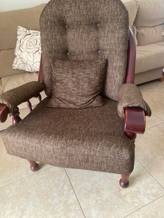 2 Sillones de tela y madera