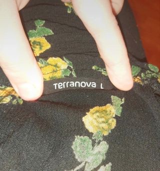 Top floral Terranova negro y amarillo