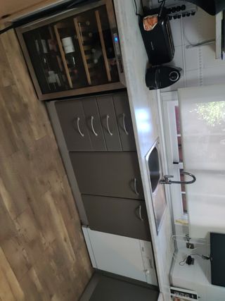 Cocina gris y blanca 