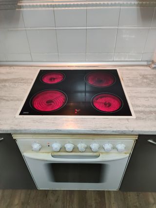 Cocina gris y blanca 