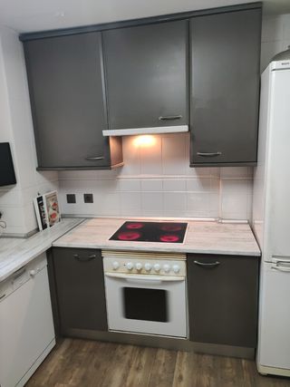 Cocina gris y blanca 