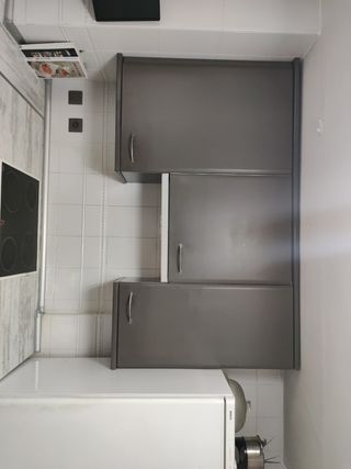 Cocina gris y blanca 