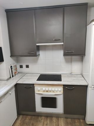 Cocina gris y blanca 