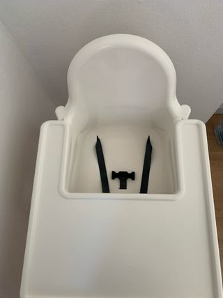 Trona blanca para bebé 
marca IKEA 