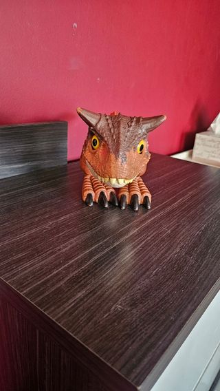 Dinosaurio de juguete marrón