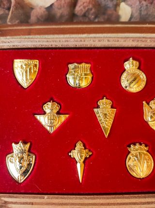 Insignias de equipos de fútbol doradas