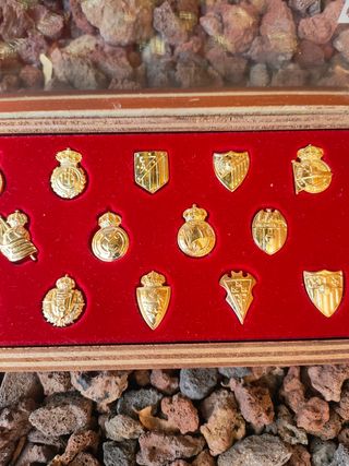 Insignias de equipos de fútbol doradas