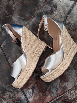 Sandalias cuña plateadas T36. 