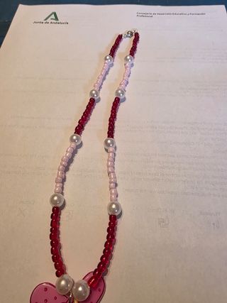 Collar rosa con colgante de tiritas