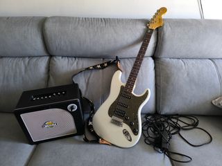 Guitarra Squier by Fender y Amplificador Mooer