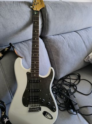 Guitarra Squier by Fender y Amplificador Mooer