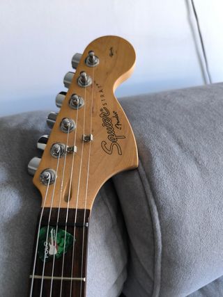 Guitarra Squier by Fender y Amplificador Mooer
