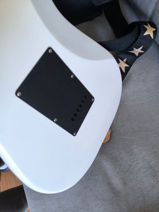 Guitarra Squier by Fender y Amplificador Mooer