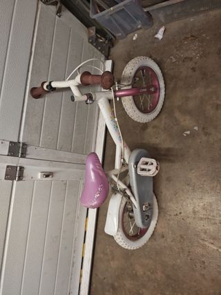 Bicicleta infantil blanca y rosa incluye ruedines 