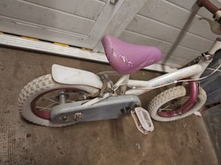 Bicicleta infantil blanca y rosa incluye ruedines 