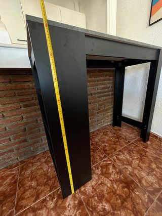 Mesa alta con estantes