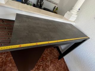 Mesa alta con estantes