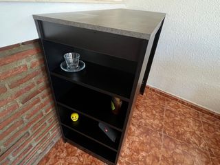 Mesa alta con estantes