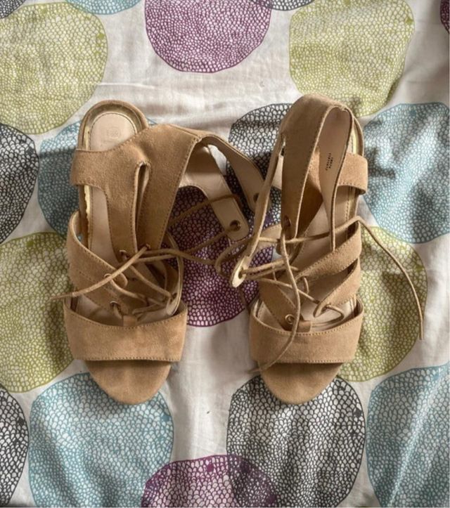 Sandali stringati beige