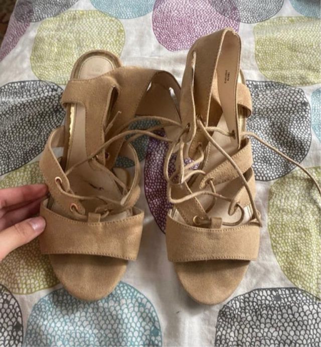 Sandali stringati beige