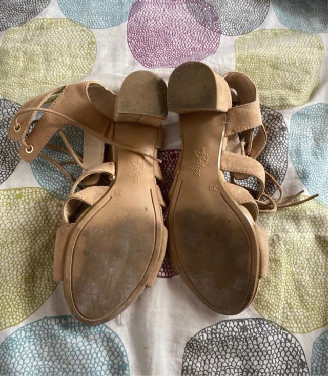 Sandali stringati beige