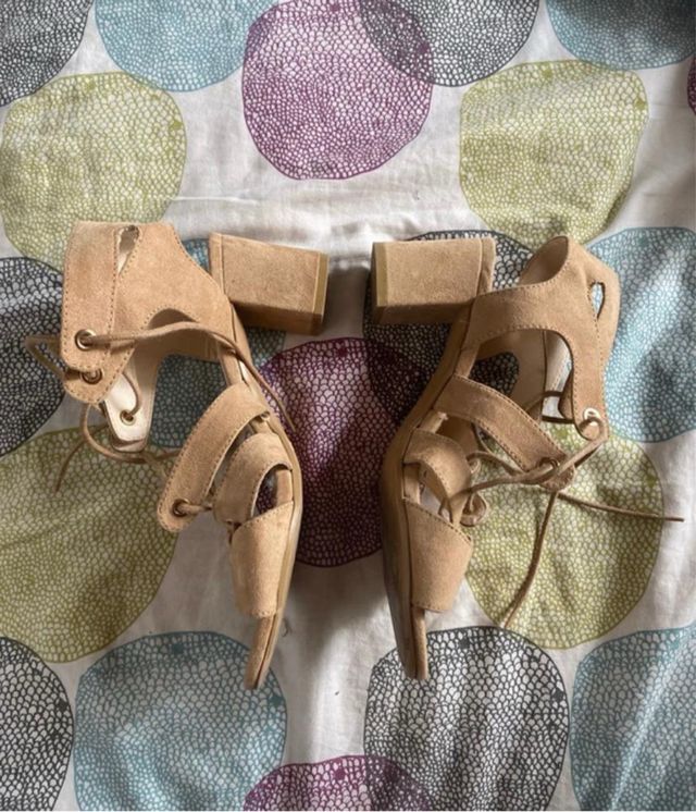 Sandali stringati beige