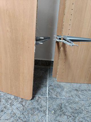 Estanterías de madera y metal