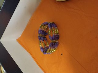 Pulsera de cuentas moradas y doradas