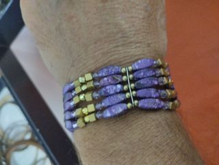 Pulsera de cuentas moradas y doradas