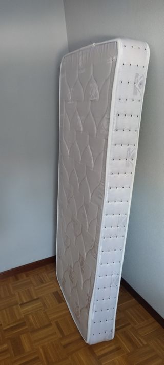 Somieres metálicos con lamas de madera y colchón 
