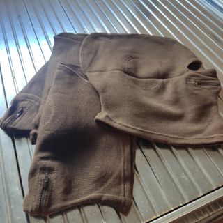 Passamontagna verde con zip.