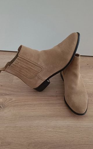 Botines de serraje beige y negro