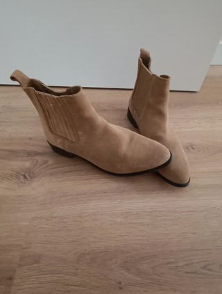 Botines de serraje beige y negro
