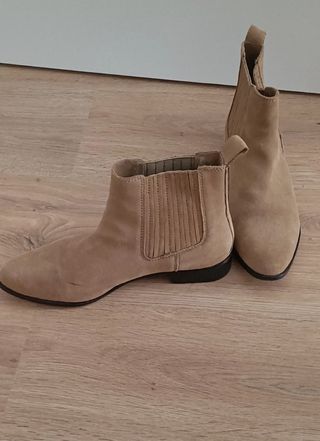Botines de serraje beige y negro