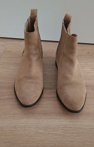 Botines de serraje beige y negro