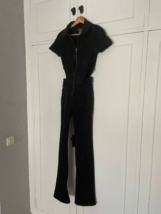 Mono negro con aberturas laterales
