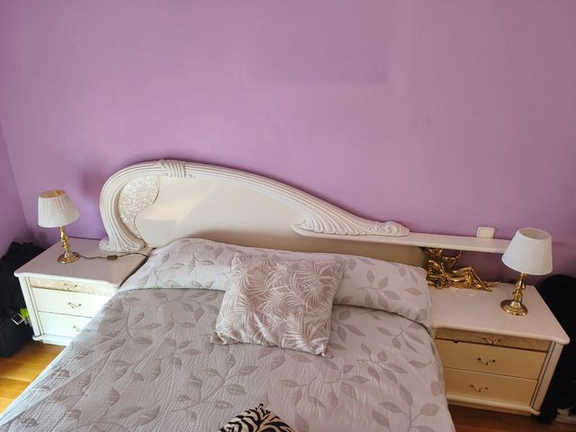 Cabezal de cama y 2 mesitas