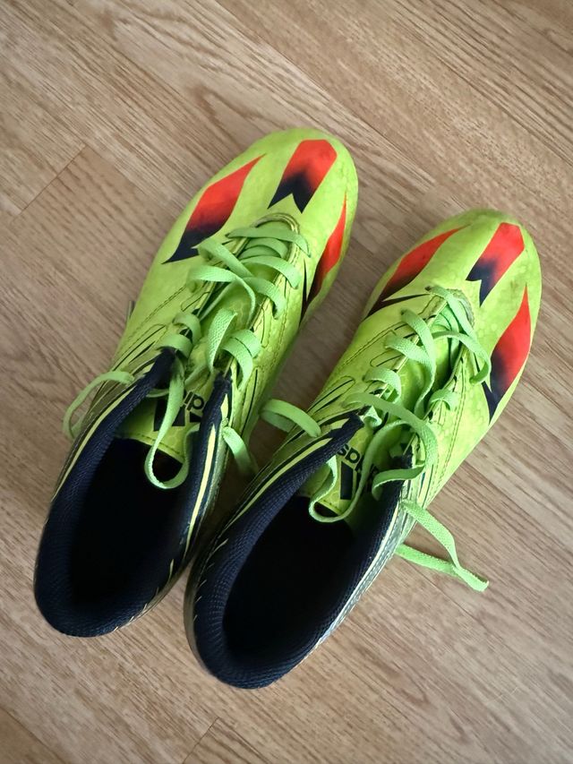 Botas de fútbol Adidas verdes y rojas