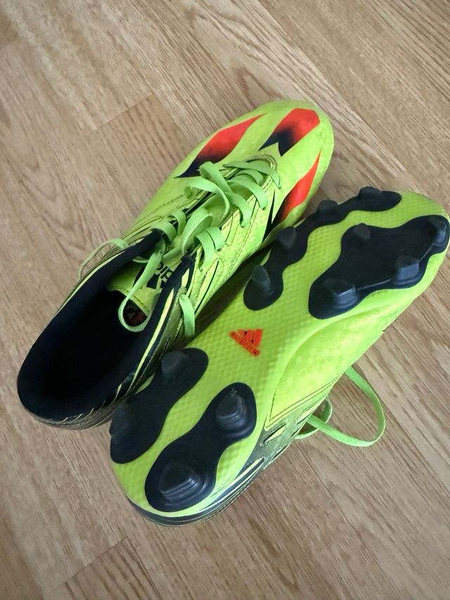 Botas de fútbol Adidas verdes y rojas