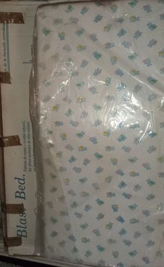 CUNA COLECHO DE MADERA CON RUEDAS.