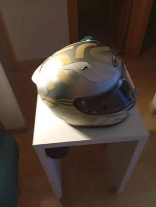 Casco de moto integral plateado